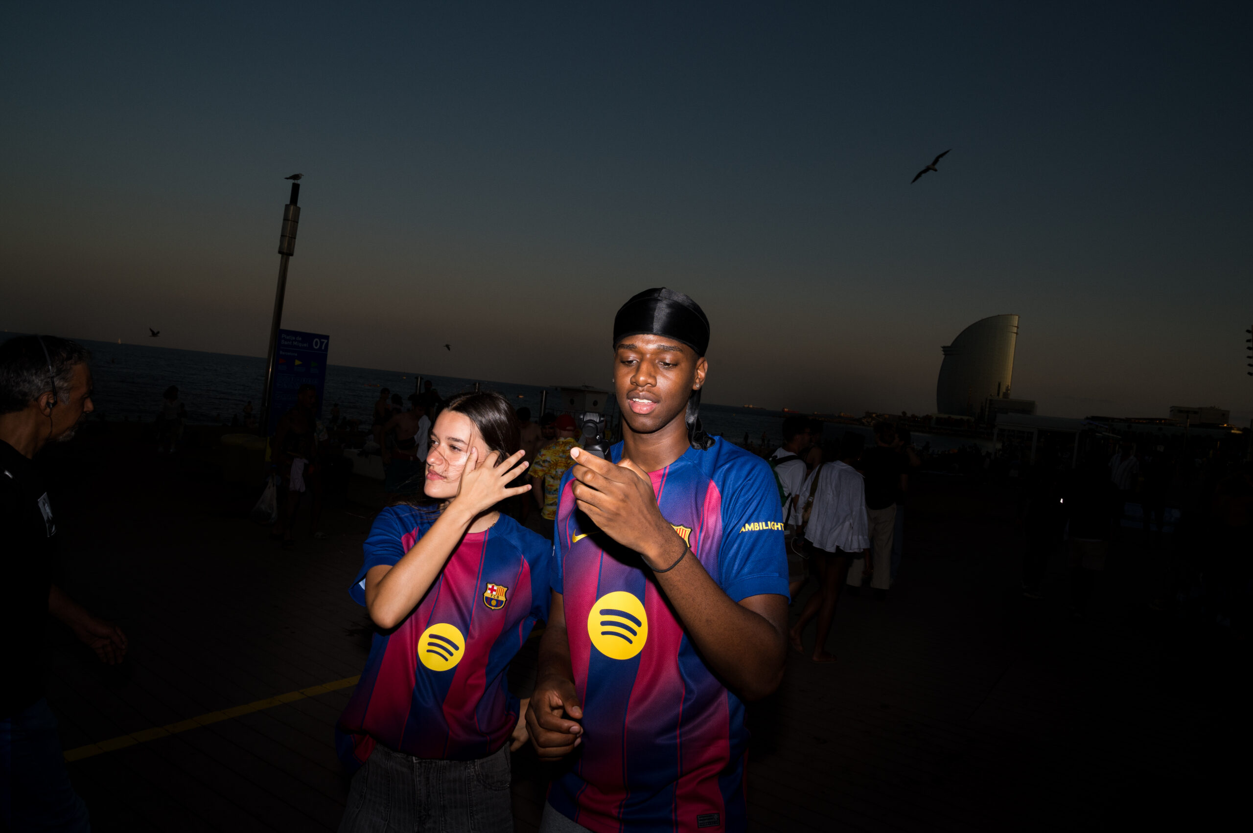 Producción de contenido fotográfico para aplicación de fútbol de fans del FC Barcelona realizada por Es Pomelo.