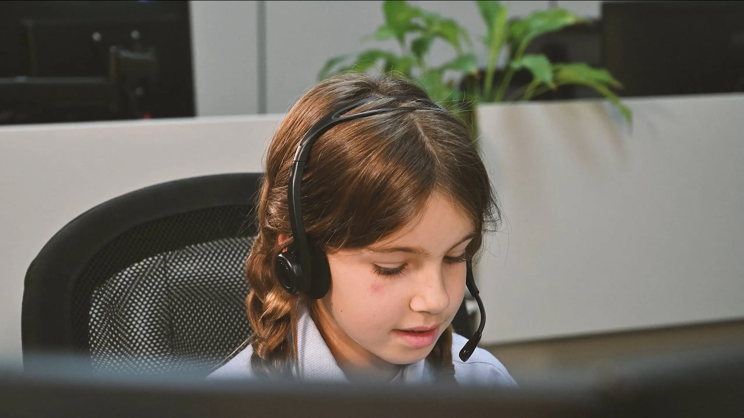 Grabación de vídeo corporativo para Apen Solutions Informàtiques en entorno de oficina